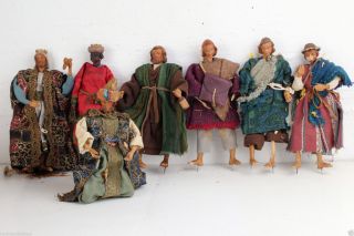 Museale Figurengruppe 7 Krippenfiguren Biedermeier Farbig Gefasst Brokatkleider Bild