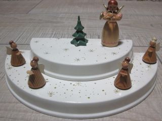 Weihnachtsfiguren Plattform Mit Tannenbaum Und 5 Figuren Erzgebirge ? Bild