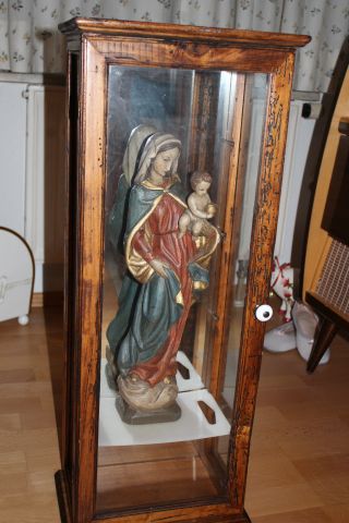 Antik Holz Madonna Mit Jesuskind Mit Glasvitrinen Bild