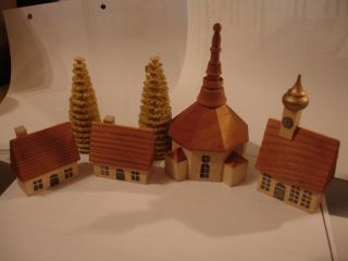 Seiffener Kirche Erzgebirge Mit Rathaus; Häuser Und Bäume Bild