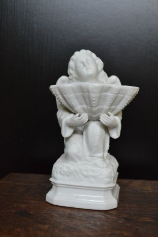 Ein Engel Aus Weißem Porzellan Mit Weihwasserbecken / Weihwasserkessel Bild