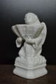 Ein Engel Aus Weißem Porzellan Mit Weihwasserbecken / Weihwasserkessel Skulpturen & Kruzifixe Bild 4