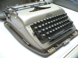 Antiquität,  Mechanische Reise Schreibmaschine Von Adler Bild