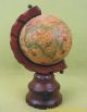 Interessanter älterer Globus Antik Stil Geschnitzter Holz Sockel Vintage Wissenschaftliche Instrumente Bild 1