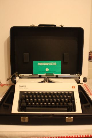 Schreibmaschine - Typewriter - Olympia - Monica De Luxe Bild