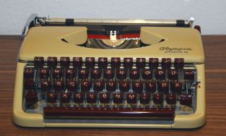 Olympia Splendid 66 Reiseschreibmaschine Mit Roten Tasten - überholt - Bild