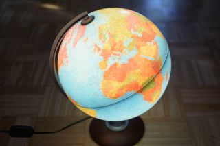 Globus Von Räth Mit Holzfuß Aus Kirschbaum Und Kunststoffmeridian,  Neuwertig Bild