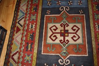 Alter Teppich Mit Kaukasischem Muster Bild
