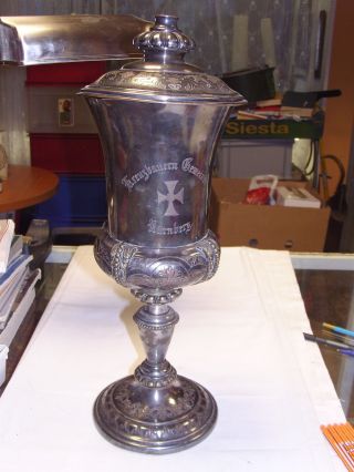 Großer Jugendstil Pokal Kreuzbauern,  Gemeinde Nürnberg,  Datiert 1890,  Versilbert Bild