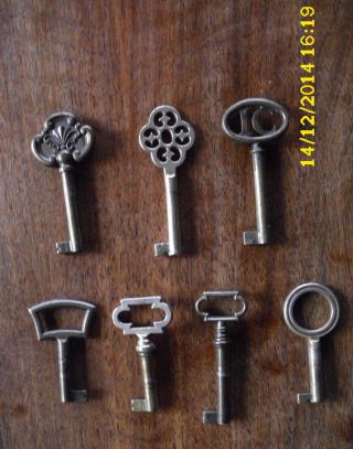 7 Originelle Alte Schlüssel/unterschiedliche Größen Und Formen Bild