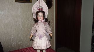 Traumhaftes Zweiteiliges Puppenkleid Im Antikem Stil Mit Haube Bild