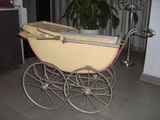 Historischer Puppenwagen Um 1900,  Deutsch,  Metall Speichenrädern Und Bunt Bemalt Bild