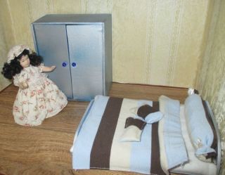 Puppenstuben Schlafzimmer Matratze,  Bettzeug,  Kleiderbügel Puppe 1/12 Handarbeit Bild