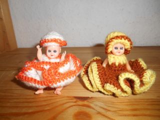 2 Püppchen Für Die Puppenstube - - - Püppchen Mit Gehäkelten Kleidern Und Mütze Bild