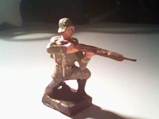 Masse - Kunststofffiguren - Leyla - Soldat Mit Marschgepäck Und K98 Bild
