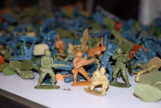 Kiste Voll Alter Soldatenfiguren Bild