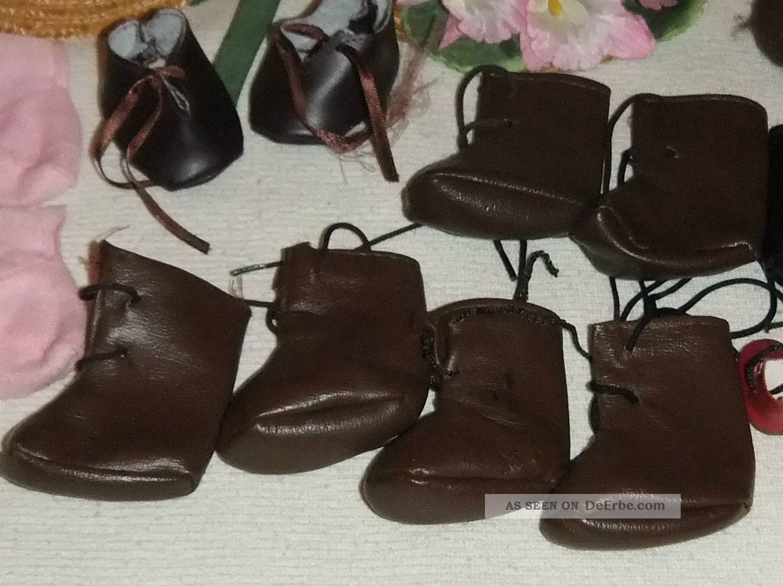 Konvolut Puppenkleidung ältere Puppen Schuhe / Leder Stiefel,  Hüte Strohhut Nostalgieware, nach 1970 Bild