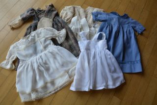 Puppenkleidung 8 Kleidchen Älter Und Neuer Verschiedene Größen Bild