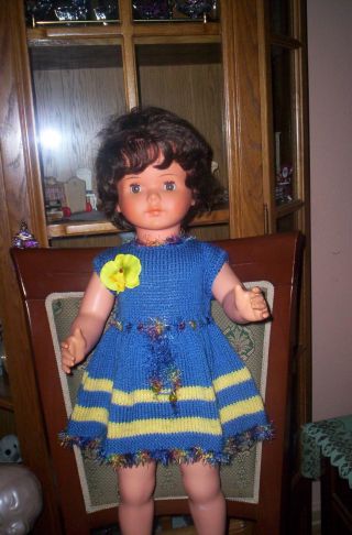 Sehr Schönes Puppenkleid Mit Jacke Und Hose F.  Größe 64 Cm Handarb. Bild