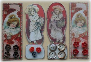 4 Dekorative Knopfplatten Mit Alten Kleinen Puppenknöpfen Bild
