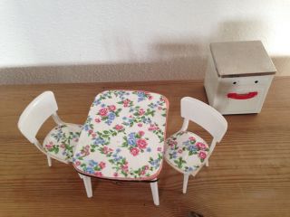 Ältere Puppenmöbel Tisch Und Stühle,  Ofen Metall 4 Teile Nachlassware Bild