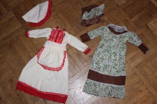 2 Hübsche Puppen Kleider Mit Haube Antik Bild