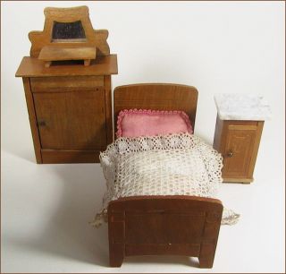 Sehr Alte Möbel Für Die Puppenstube,  Schlafzimmer,  Schneegaß Bild