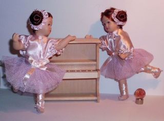 2 Tänzerinnen Am Klavier Fürs Puppenhaus 1:12 Bild
