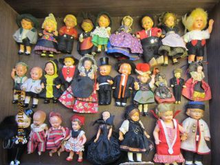 Viele Kleine Puppenstubenpüppchen In Einem Schönen Holzkasten Bild