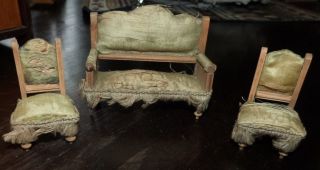 Uraltes Puppenstuben Sofa Und Zwei Sessel Bild