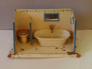 Altes Blechbadezimmer Mit Wanne Und Toilette Um 1920 Bild