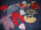 Konvolut Puppenkleidung 29 Teile Kleider,  Hosen,  Latz,  Gummihose,  Blusen,  Mützen Nostalgieware, nach 1970 Bild 1