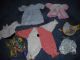 Konvolut Puppenkleidung 29 Teile Kleider,  Hosen,  Latz,  Gummihose,  Blusen,  Mützen Nostalgieware, nach 1970 Bild 3