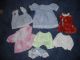 Konvolut Puppenkleidung 29 Teile Kleider,  Hosen,  Latz,  Gummihose,  Blusen,  Mützen Nostalgieware, nach 1970 Bild 4