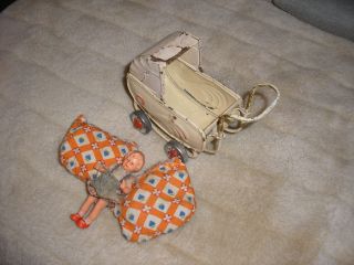 Antiken Kleinen Blech - Puppenwagen Mit Püppchen Und Kissen Bild