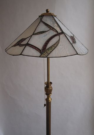 Alte Messing - Stehlampe Mit Tiffany - Glasschirm Bild