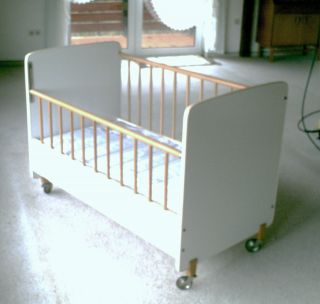 Babybett Kinderbett 60 - 70er Jahre - Weiß - Verstellbar Neue Matratze Bild