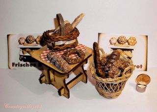 Schönes Brot - Sortiment Mit Körben,  Tisch U.  Plakaten Für Kaufladen,  Puppenhaus 1:12 Bild