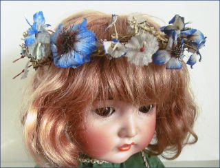Sehr Altes Blütenkränzchen Für Die Puppe,  Kranz Mit Blauen Blumen Bild