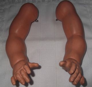 2 Große Antike Puppenarme Masse Schwer Für 65er Puppe Gezeichnet Baby Ersatzt. Bild