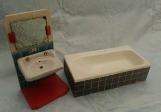 Antikes Badezimmer Porzellan Waschbecken.  Badewanne Puppenstube Bild