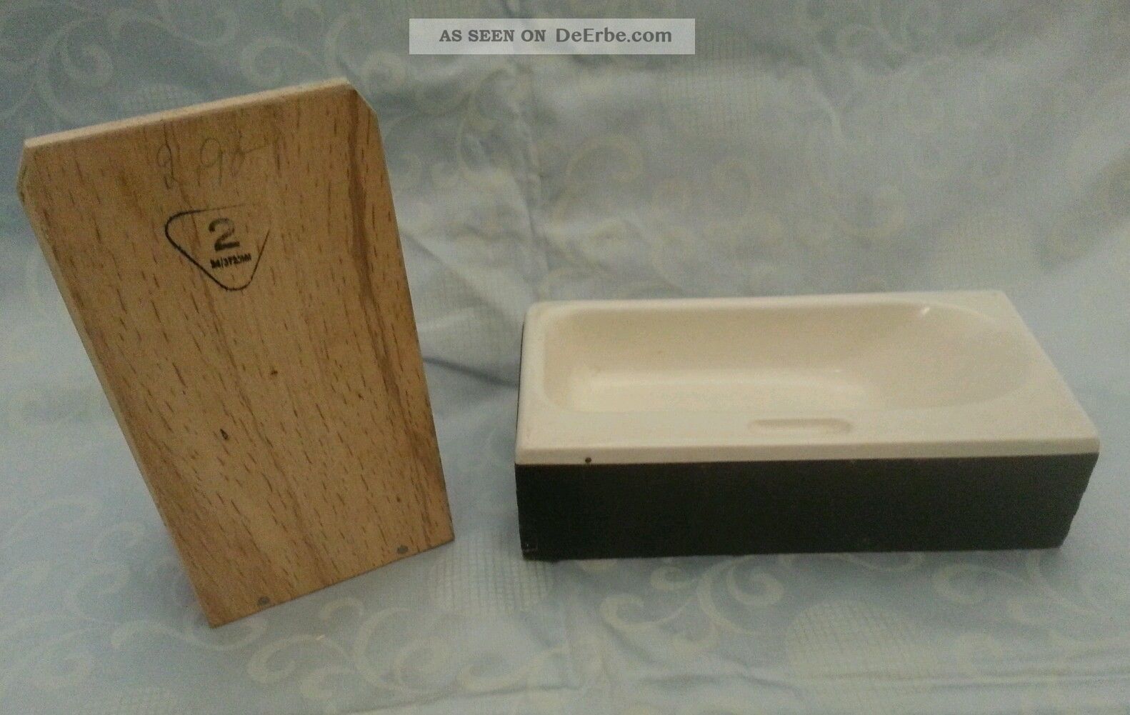 Antikes Badezimmer Porzellan Waschbecken. Badewanne Puppenstube