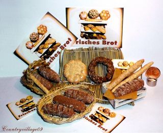 11 Brote In Körben Und Kiste,  Dazu Deko U.  Plakate Für Kaufladen U.  Puppenhaus 1:12 Bild
