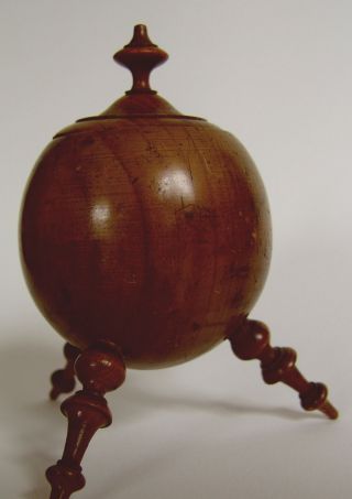 Biedermeier Gedrechselte Dreibeinige Holzdose Mit Deckel - Nußbaum - Um 1840 - Bild