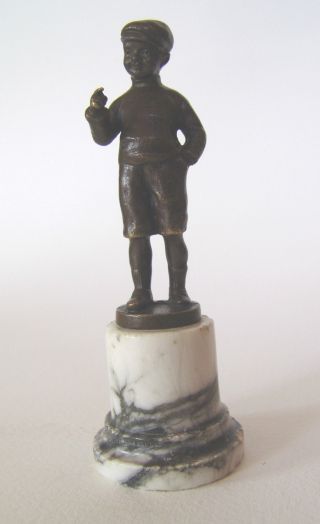 Bronzefigur - Kleiner Lausbub Auf Marmorsockel - Bild