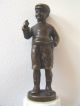 Bronzefigur - Kleiner Lausbub Auf Marmorsockel - 1950-1999 Bild 1