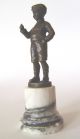 Bronzefigur - Kleiner Lausbub Auf Marmorsockel - 1950-1999 Bild 3
