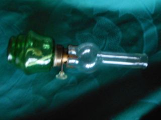 Kleine Petroleumlampe / Öllampe Aus Grünem Pressglas Mit Docht 18,  5cm Hoch Bild