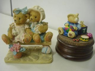 Eine Hübsche Teddy Bär Spieldosen Und Eine Dekofigur Mit Bärenpaar Bild