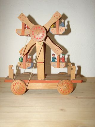 Altes,  Fahrbares Riesenrad Aus Holz Mit Figuren Bild